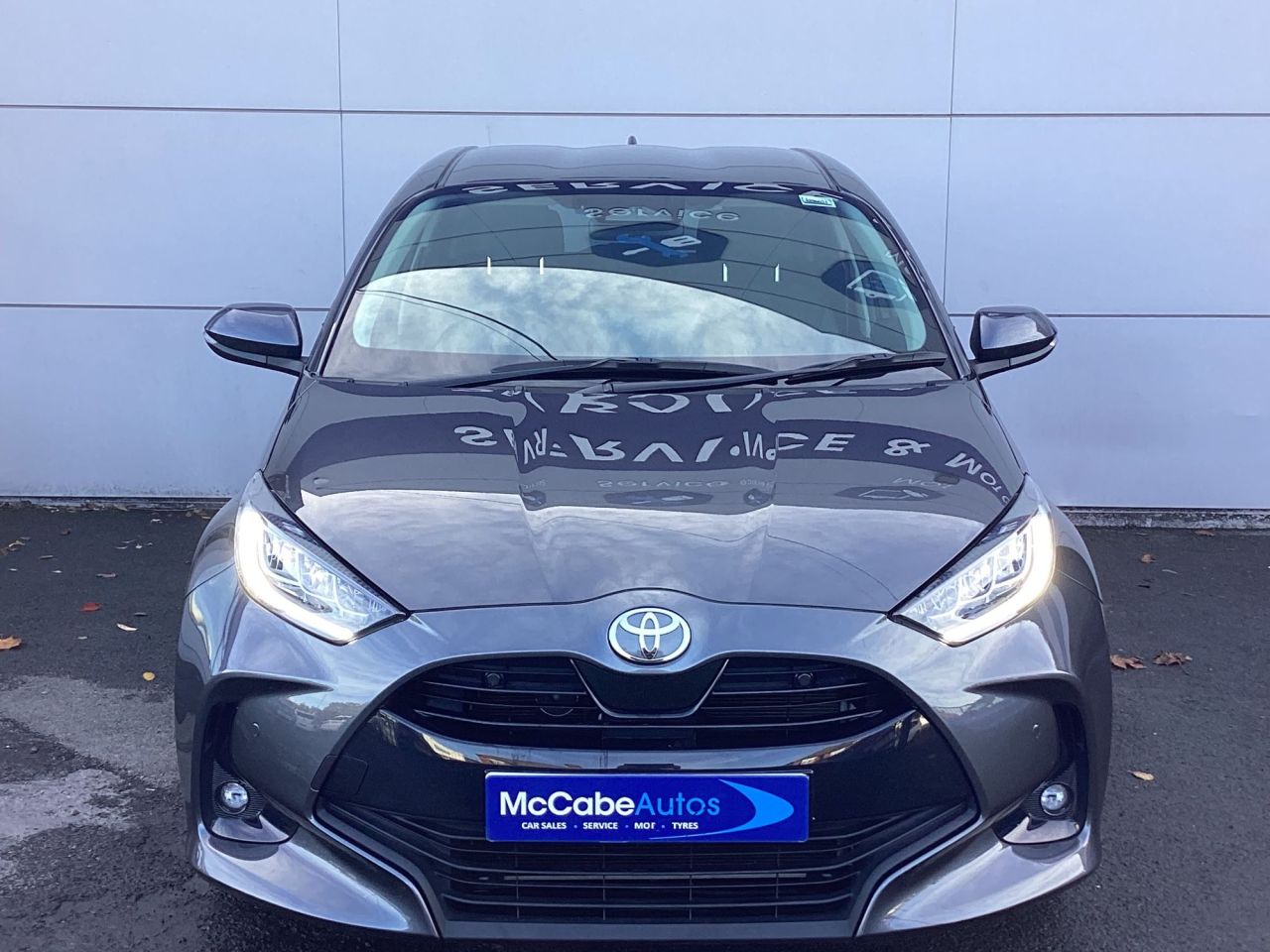 2025 TOYOTA YARIS 1.5 VVT-h Design Hatchback 5dr Petrol Hybrid E-CVT Euro 6 (s/s) (116 ps) - vehicle photo 2 for sale on PureCar