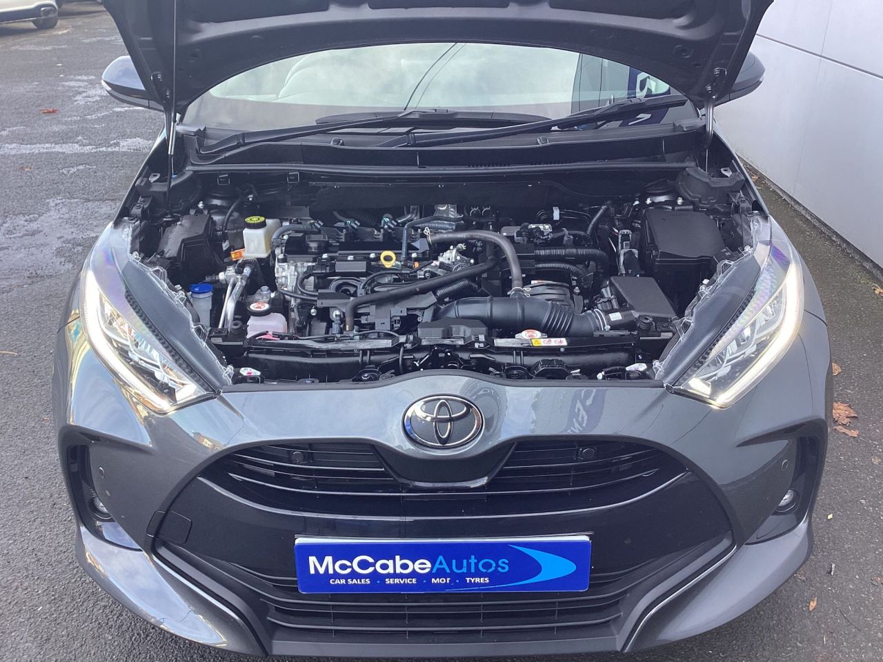 2025 TOYOTA YARIS 1.5 VVT-h Design Hatchback 5dr Petrol Hybrid E-CVT Euro 6 (s/s) (116 ps) - vehicle photo 15 for sale on PureCar