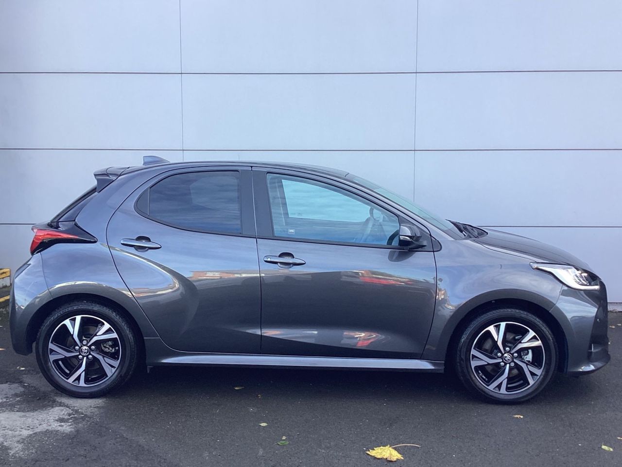 2025 TOYOTA YARIS 1.5 VVT-h Design Hatchback 5dr Petrol Hybrid E-CVT Euro 6 (s/s) (116 ps) - vehicle photo 9 for sale on PureCar