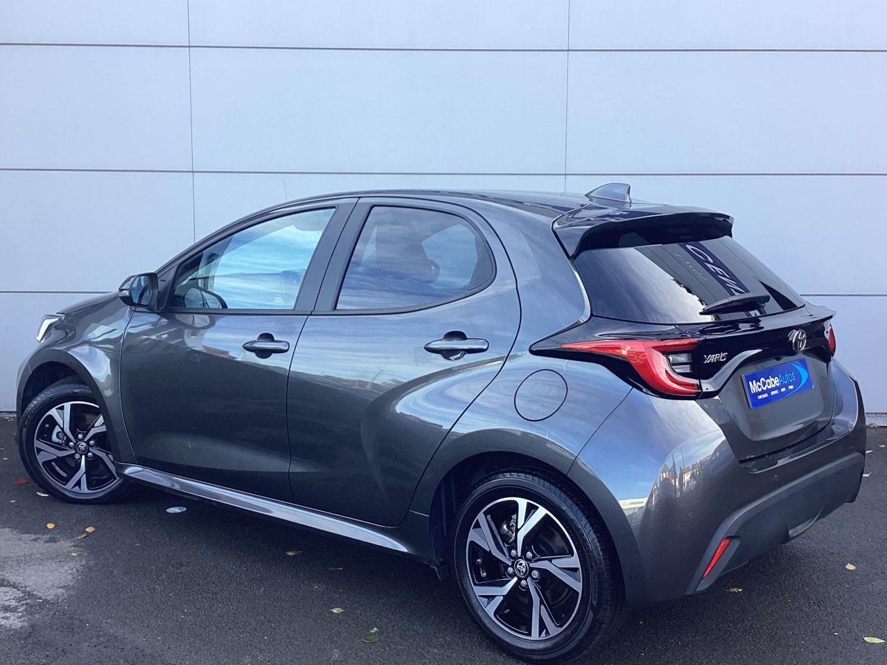 2025 TOYOTA YARIS 1.5 VVT-h Design Hatchback 5dr Petrol Hybrid E-CVT Euro 6 (s/s) (116 ps) - vehicle photo 4 for sale on PureCar