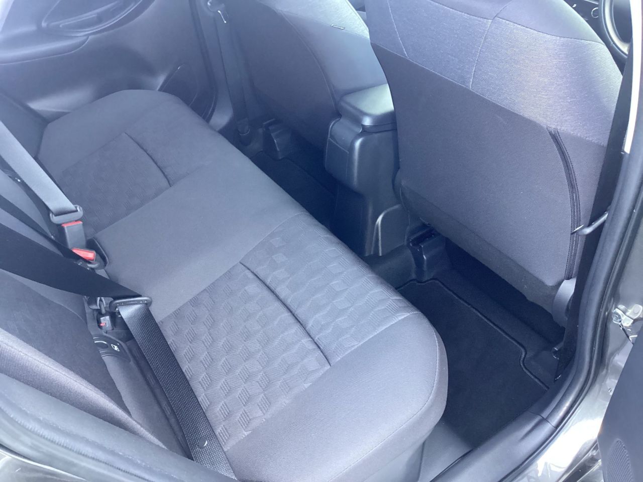 2025 TOYOTA YARIS 1.5 VVT-h Design Hatchback 5dr Petrol Hybrid E-CVT Euro 6 (s/s) (116 ps) - vehicle photo 25 for sale on PureCar