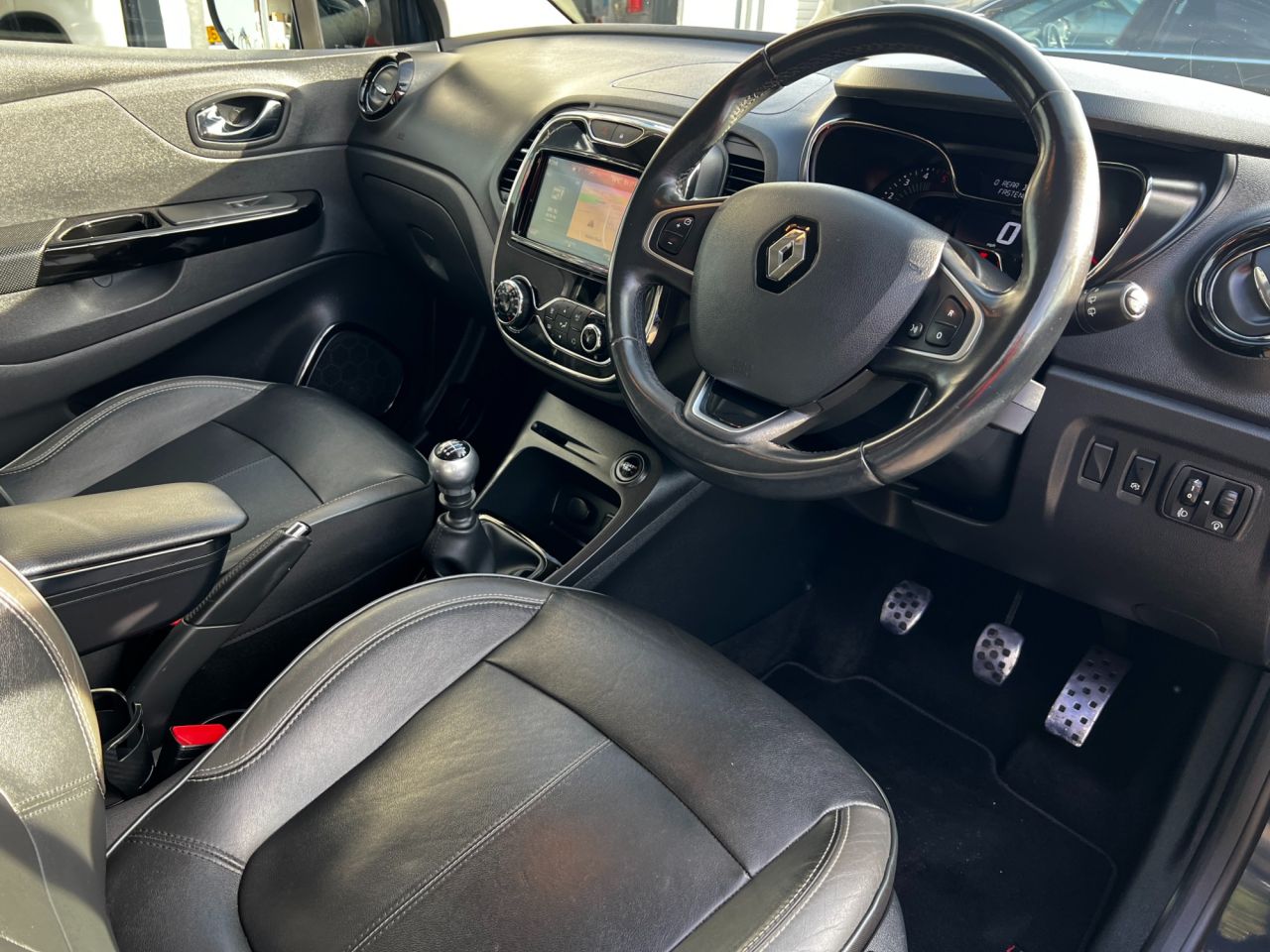 2016 RENAULT CAPTUR 1.5 dCi ENERGY Signature Nav SUV 5dr Diesel Manual Euro 6 (s/s) (110 ps) - vehicle photo 4 for sale on PureCar