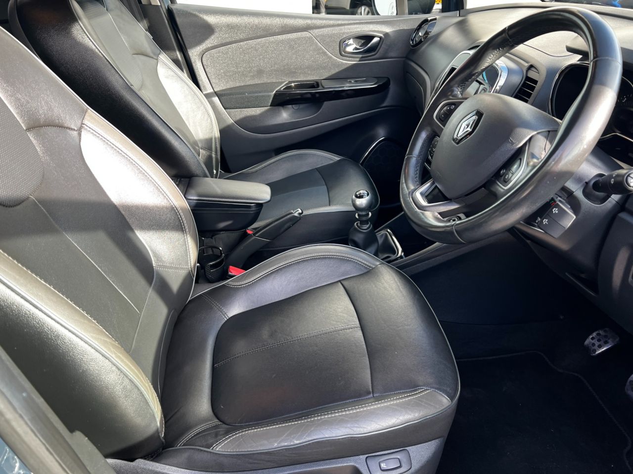 2016 RENAULT CAPTUR 1.5 dCi ENERGY Signature Nav SUV 5dr Diesel Manual Euro 6 (s/s) (110 ps) - vehicle photo 5 for sale on PureCar