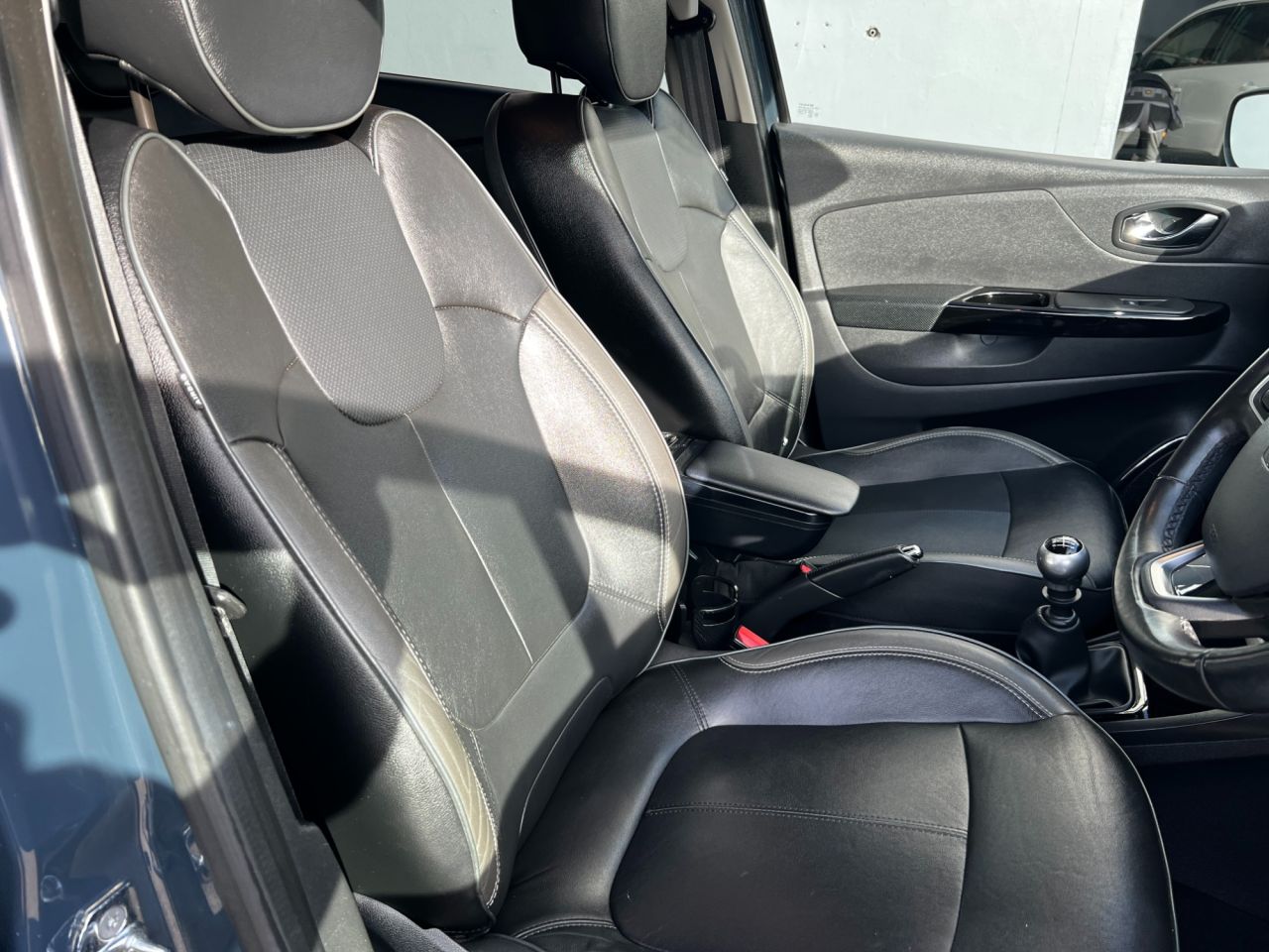 2016 RENAULT CAPTUR 1.5 dCi ENERGY Signature Nav SUV 5dr Diesel Manual Euro 6 (s/s) (110 ps) - vehicle photo 6 for sale on PureCar