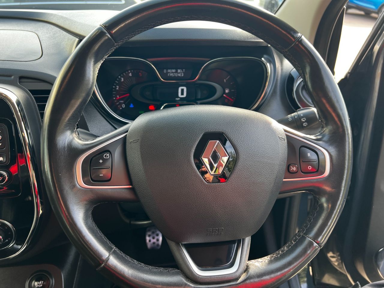 2016 RENAULT CAPTUR 1.5 dCi ENERGY Signature Nav SUV 5dr Diesel Manual Euro 6 (s/s) (110 ps) - vehicle photo 7 for sale on PureCar