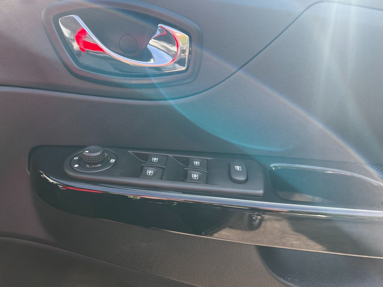 2016 RENAULT CAPTUR 1.5 dCi ENERGY Signature Nav SUV 5dr Diesel Manual Euro 6 (s/s) (110 ps) - vehicle photo 10 for sale on PureCar
