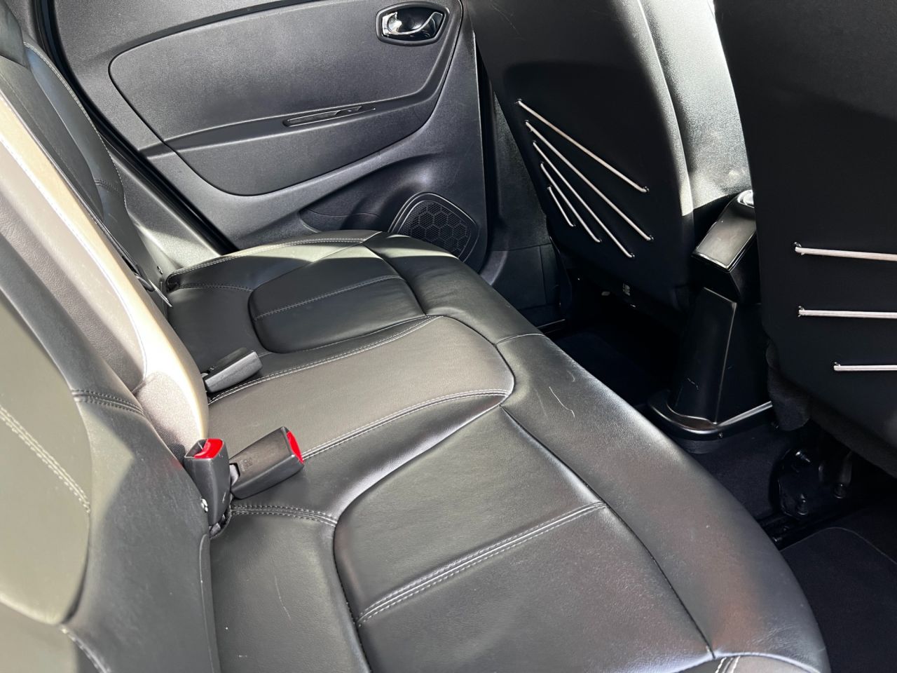 2016 RENAULT CAPTUR 1.5 dCi ENERGY Signature Nav SUV 5dr Diesel Manual Euro 6 (s/s) (110 ps) - vehicle photo 11 for sale on PureCar