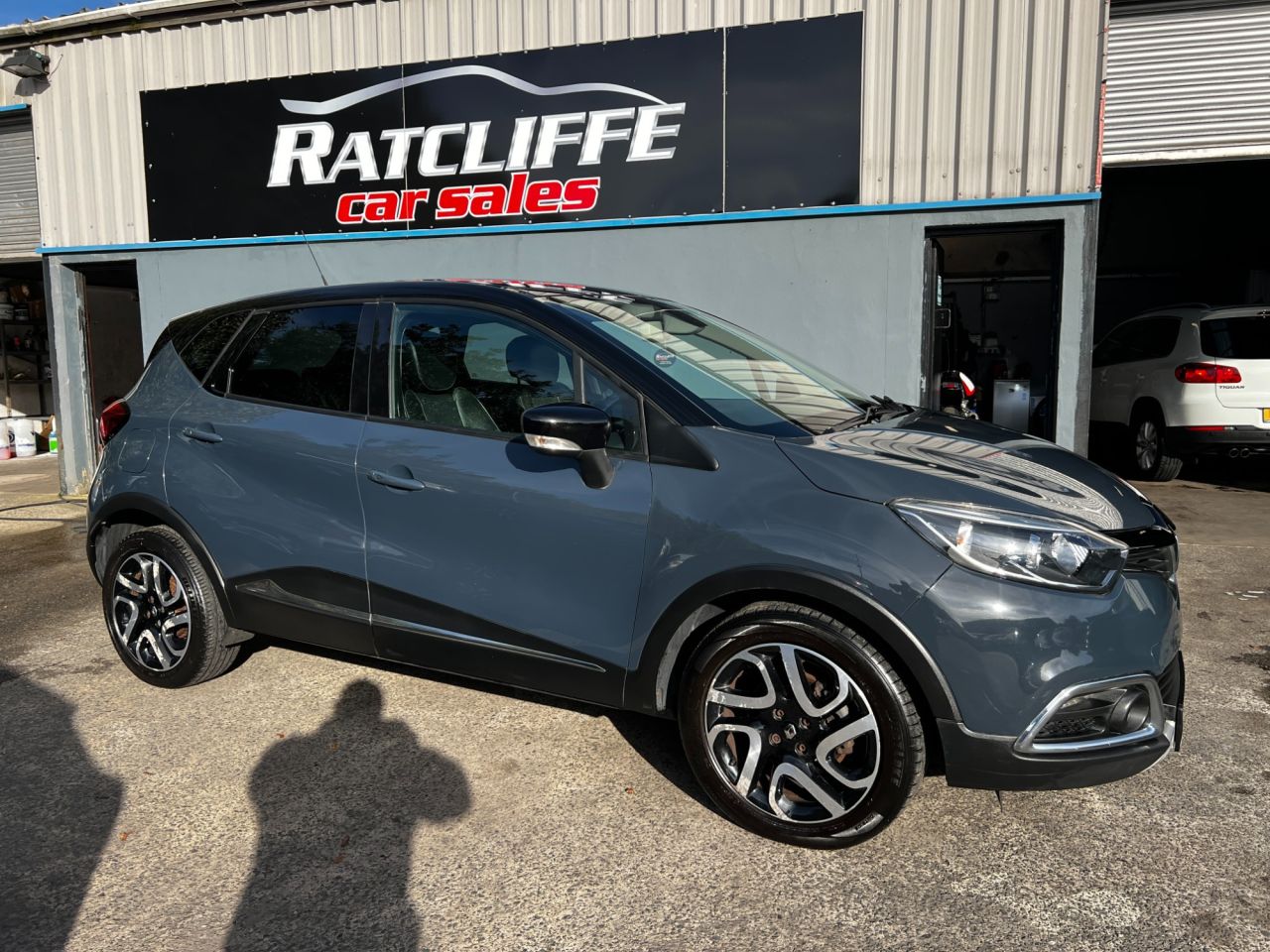 2016 RENAULT CAPTUR 1.5 dCi ENERGY Signature Nav SUV 5dr Diesel Manual Euro 6 (s/s) (110 ps) - vehicle photo 2 for sale on PureCar