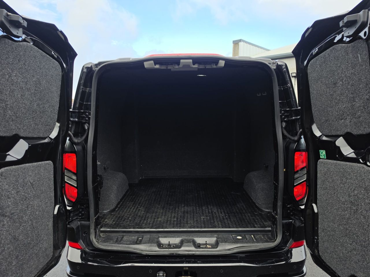 2024 FORD TRANSIT CUSTOM 2.0 300 EcoBlue Limited Panel Van 5dr Diesel Auto L2 H1 Euro 6 (s/s) (170 p - vehicle photo 5 for sale on PureCar