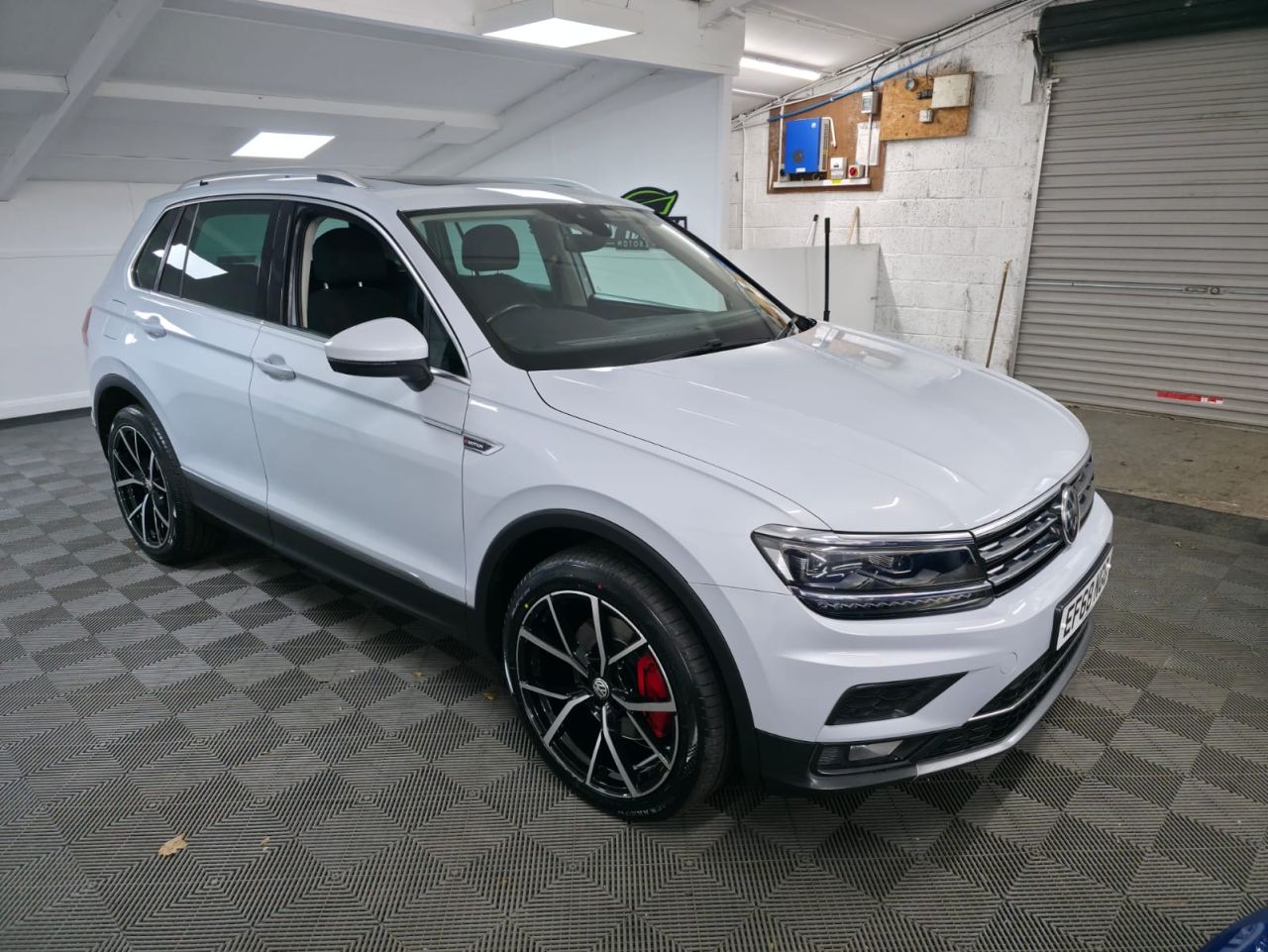 2018 VOLKSWAGEN TIGUAN 2.0 TDI SEL SUV 5dr Diesel DSG 4Motion Euro 6 (s/s) (190 ps) WHITE SILVER- - vehicle photo 8 for sale on PureCar