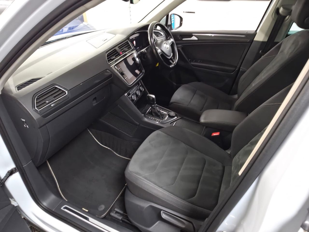 2018 VOLKSWAGEN TIGUAN 2.0 TDI SEL SUV 5dr Diesel DSG 4Motion Euro 6 (s/s) (190 ps) WHITE SILVER- - vehicle photo 11 for sale on PureCar