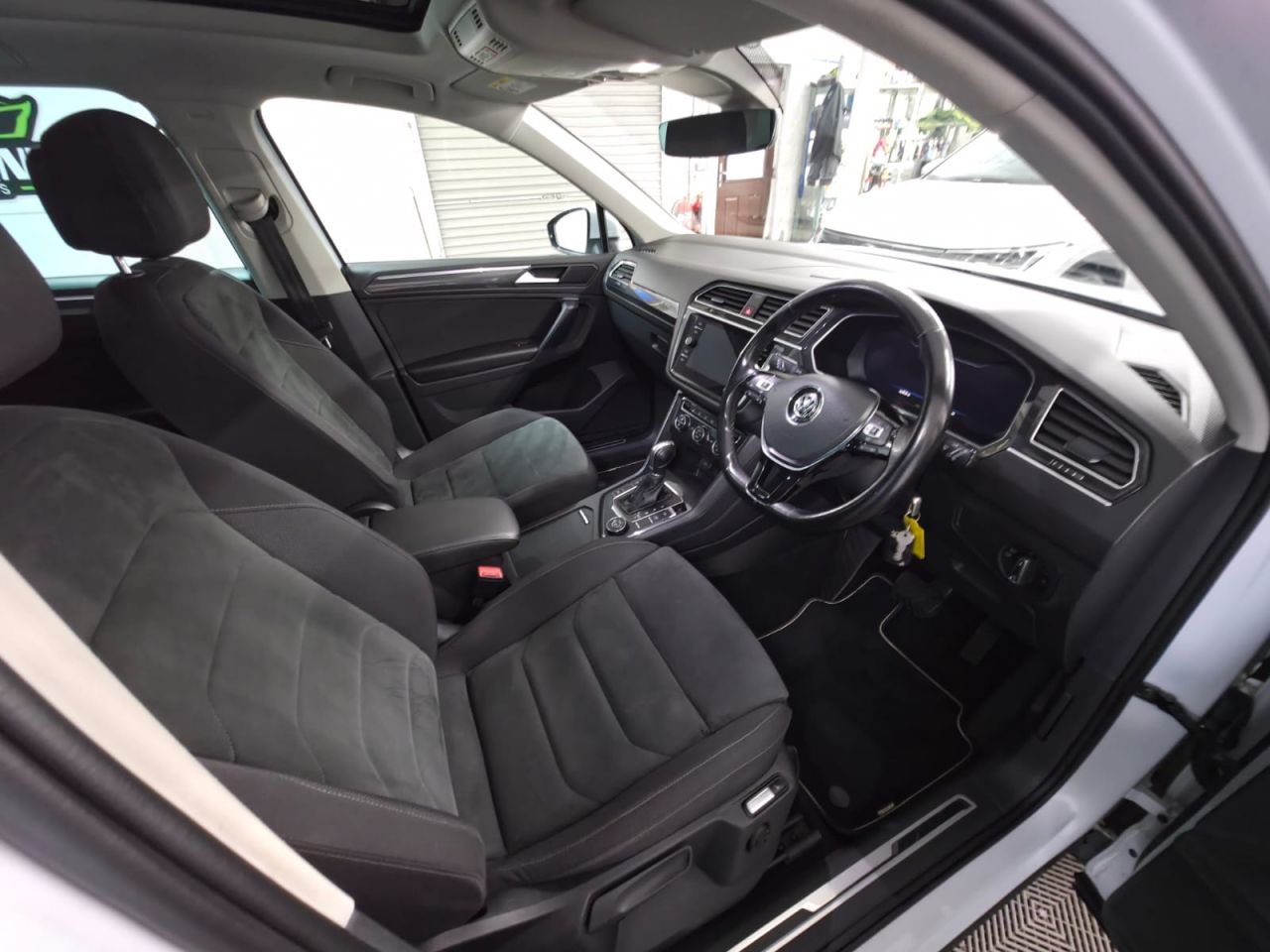 2018 VOLKSWAGEN TIGUAN 2.0 TDI SEL SUV 5dr Diesel DSG 4Motion Euro 6 (s/s) (190 ps) WHITE SILVER- - vehicle photo 19 for sale on PureCar