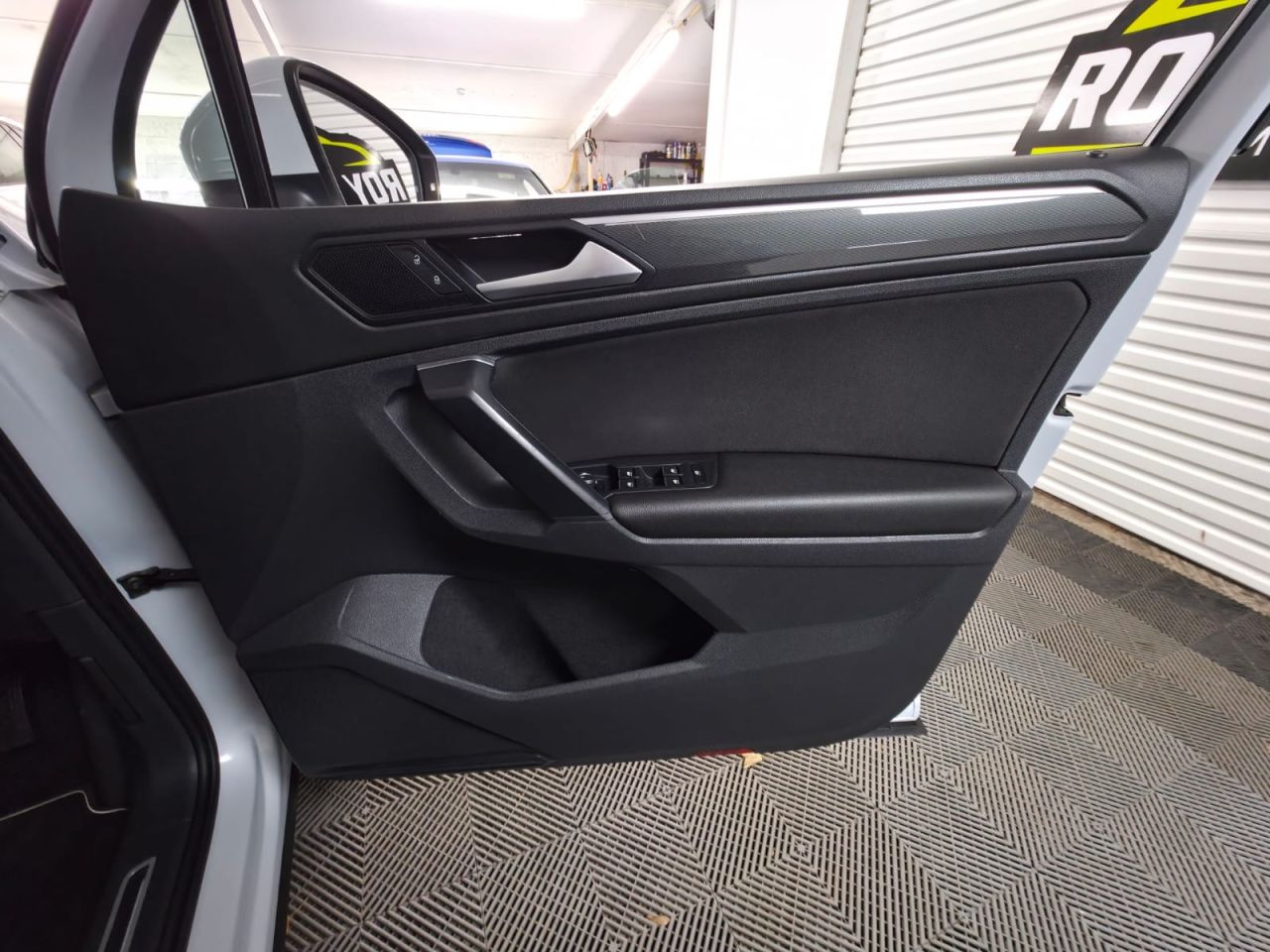 2018 VOLKSWAGEN TIGUAN 2.0 TDI SEL SUV 5dr Diesel DSG 4Motion Euro 6 (s/s) (190 ps) WHITE SILVER- - vehicle photo 21 for sale on PureCar