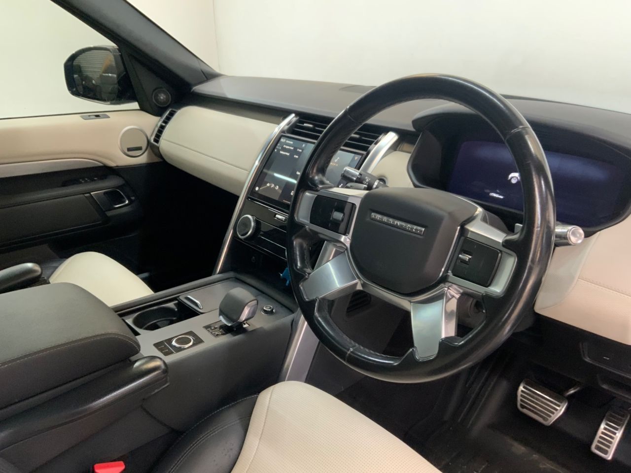 2021 LAND ROVER DISCOVERY 3.0 D250 MHEV R-Dynamic SE SUV 5dr Diesel Auto 4WD Euro 6 (s/s) (250 ps) - vehicle photo 15 for sale on PureCar