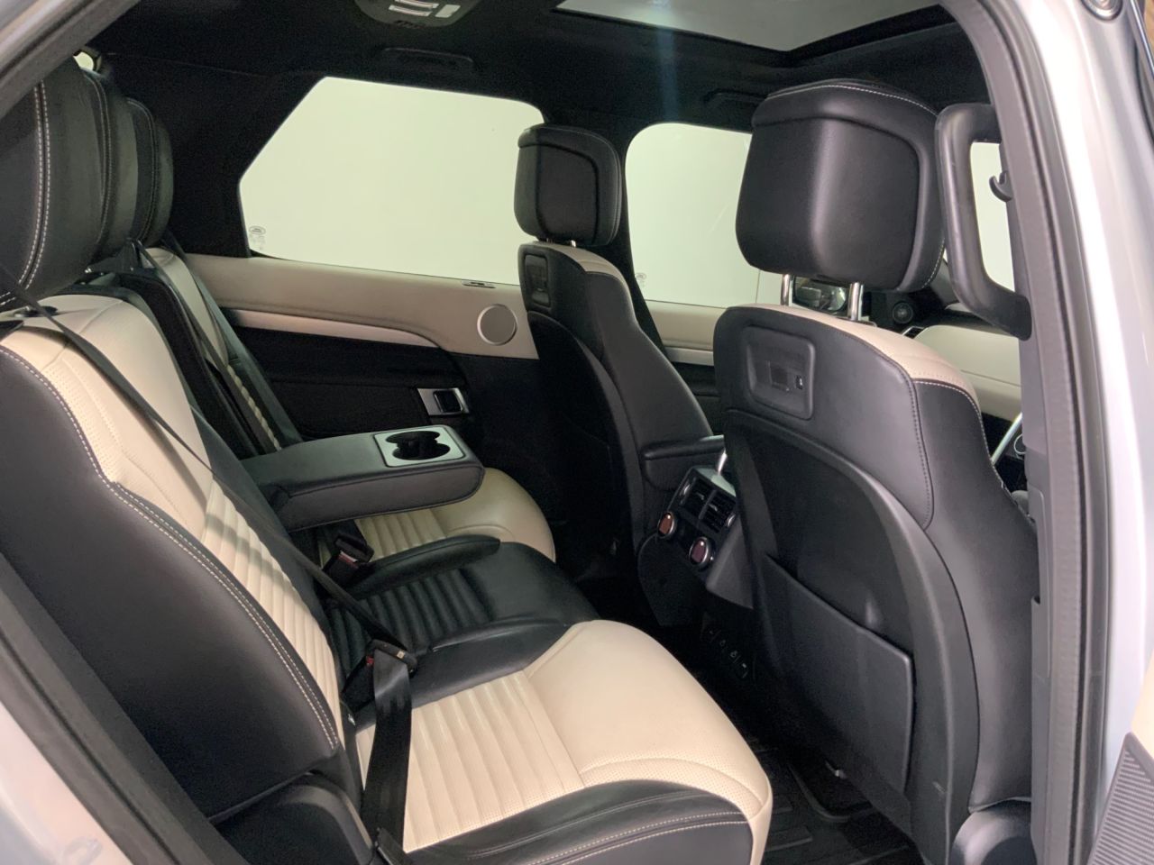 2021 LAND ROVER DISCOVERY 3.0 D250 MHEV R-Dynamic SE SUV 5dr Diesel Auto 4WD Euro 6 (s/s) (250 ps) - vehicle photo 20 for sale on PureCar