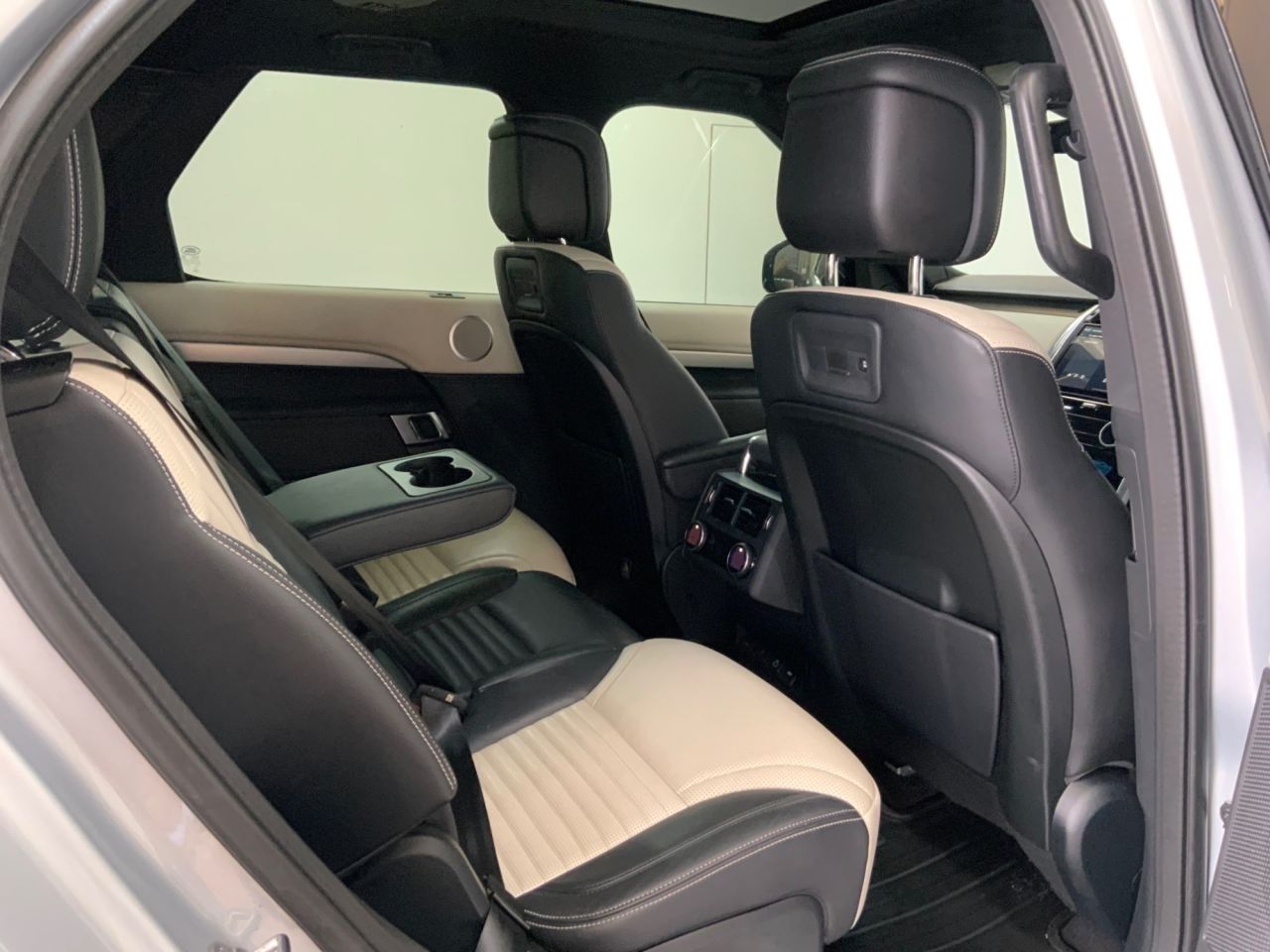 2021 LAND ROVER DISCOVERY 3.0 D250 MHEV R-Dynamic SE SUV 5dr Diesel Auto 4WD Euro 6 (s/s) (250 ps) - vehicle photo 21 for sale on PureCar
