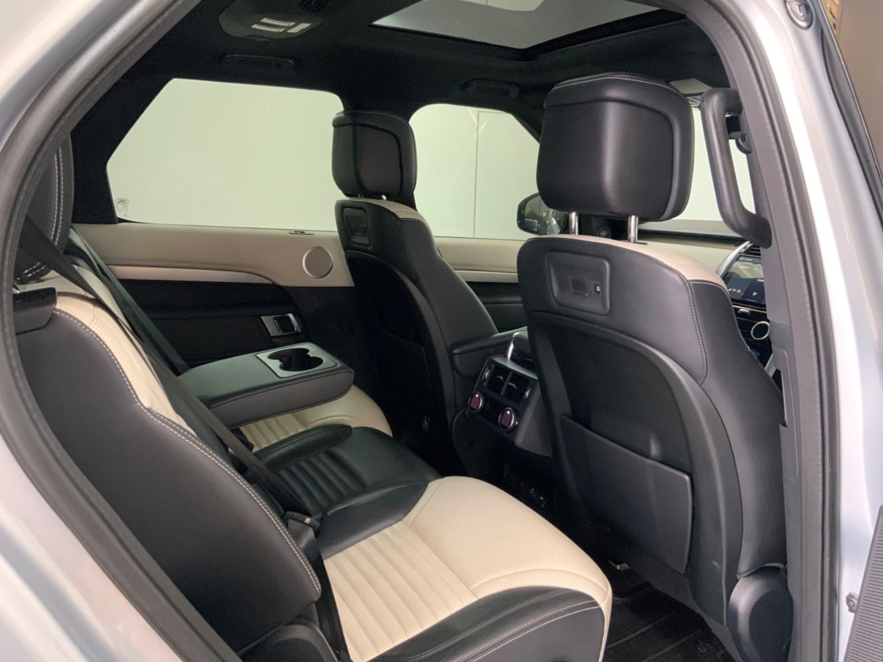 2021 LAND ROVER DISCOVERY 3.0 D250 MHEV R-Dynamic SE SUV 5dr Diesel Auto 4WD Euro 6 (s/s) (250 ps) - vehicle photo 22 for sale on PureCar