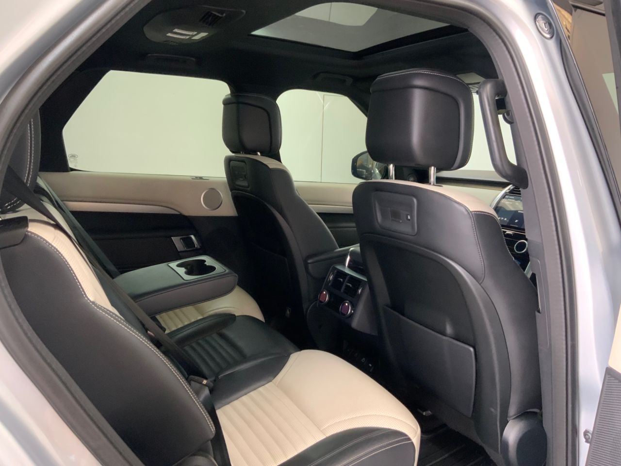 2021 LAND ROVER DISCOVERY 3.0 D250 MHEV R-Dynamic SE SUV 5dr Diesel Auto 4WD Euro 6 (s/s) (250 ps) - vehicle photo 23 for sale on PureCar