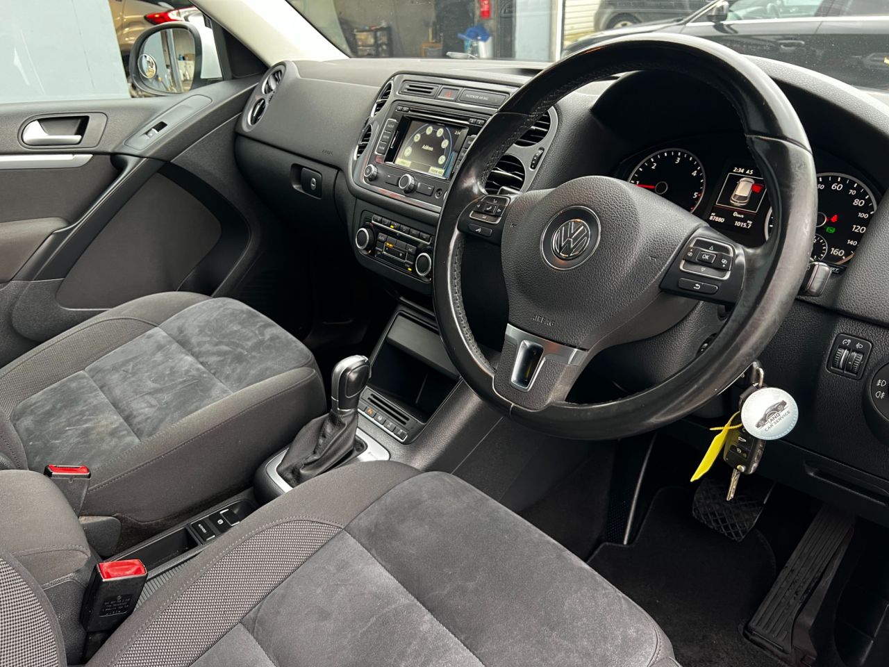 2014 VOLKSWAGEN TIGUAN 2.0 TDI BlueMotion Tech Match SUV 5dr Diesel DSG 4WD Euro 5 (s/s) (140 ps) - vehicle photo 8 for sale on PureCar