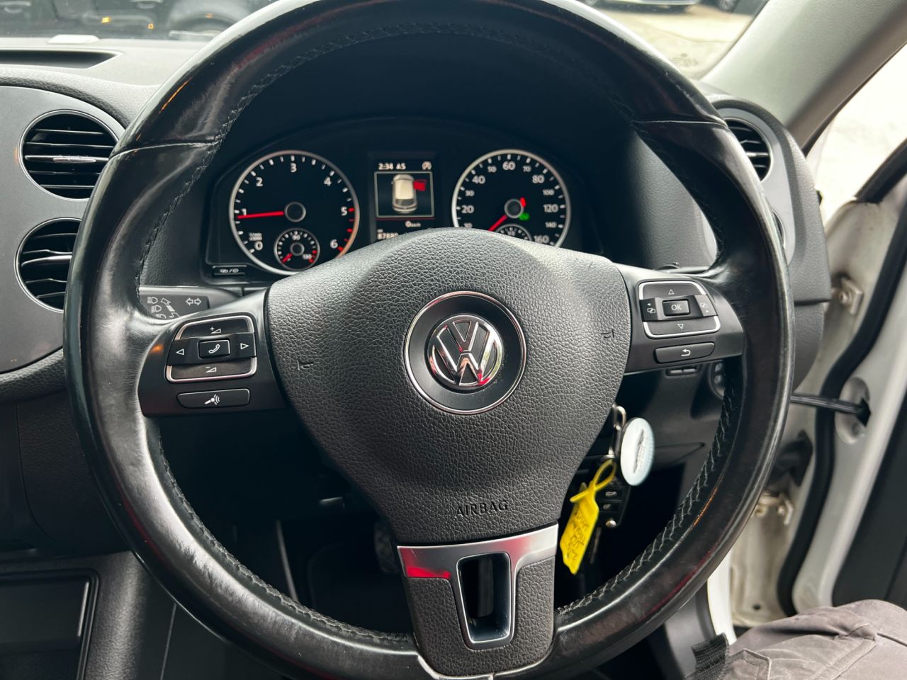 2014 VOLKSWAGEN TIGUAN 2.0 TDI BlueMotion Tech Match SUV 5dr Diesel DSG 4WD Euro 5 (s/s) (140 ps) - vehicle photo 13 for sale on PureCar
