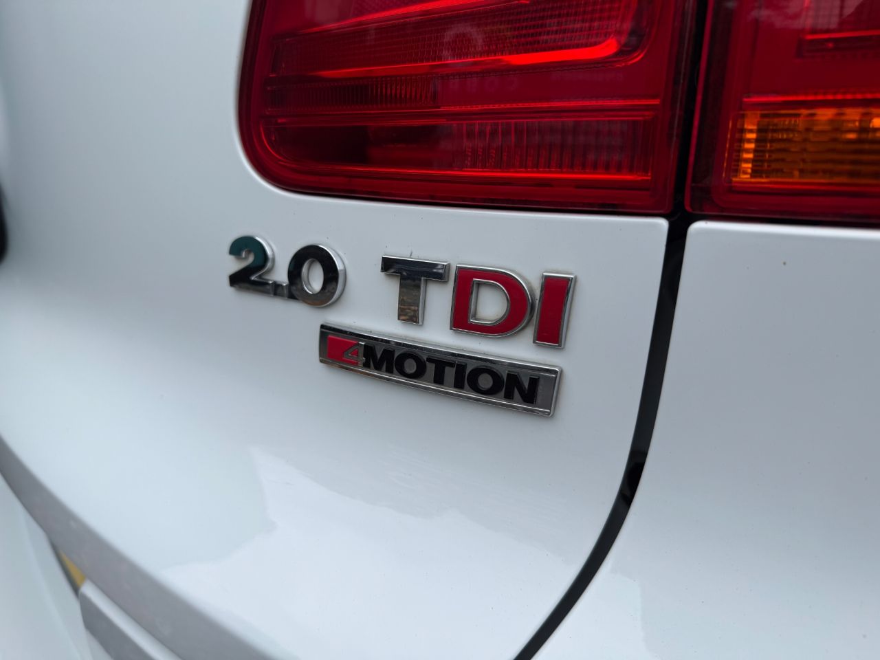 2015 VOLKSWAGEN TIGUAN 2.0 TDI BlueMotion Tech R-Line SUV 5dr Diesel DSG 4WD Euro 6 (s/s) (184 ps) - vehicle photo 8 for sale on PureCar