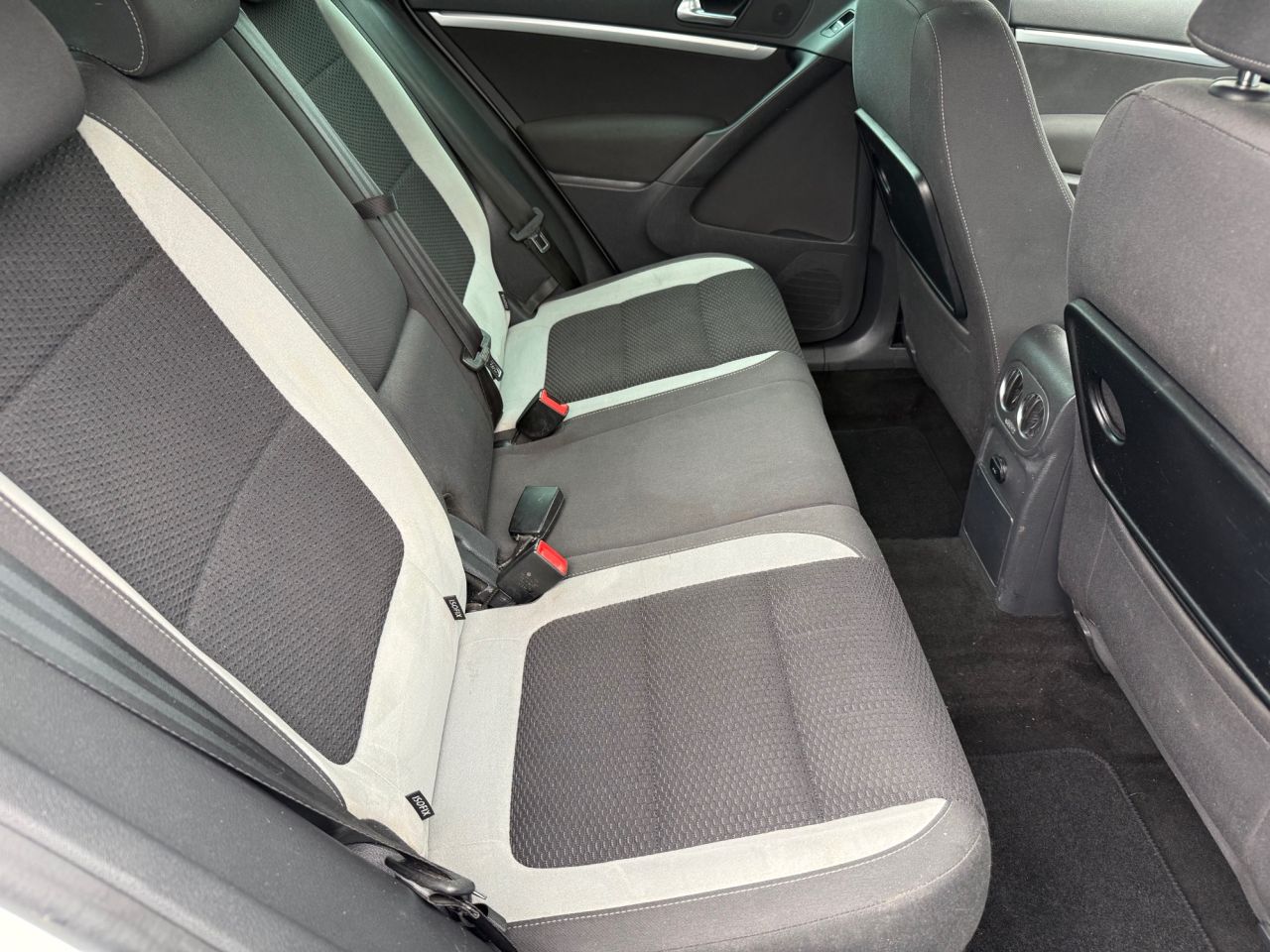 2015 VOLKSWAGEN TIGUAN 2.0 TDI BlueMotion Tech R-Line SUV 5dr Diesel DSG 4WD Euro 6 (s/s) (184 ps) - vehicle photo 10 for sale on PureCar