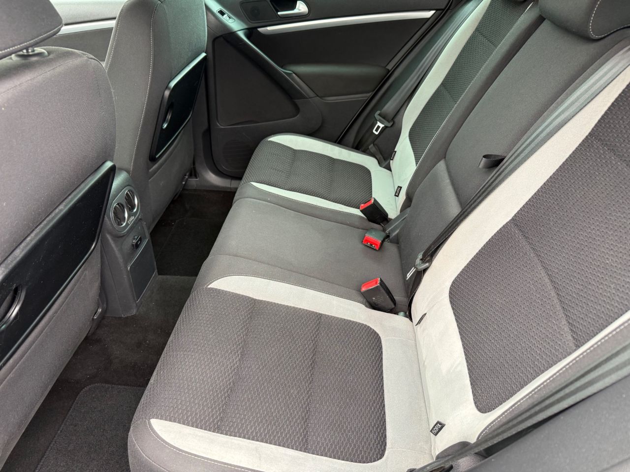 2015 VOLKSWAGEN TIGUAN 2.0 TDI BlueMotion Tech R-Line SUV 5dr Diesel DSG 4WD Euro 6 (s/s) (184 ps) - vehicle photo 16 for sale on PureCar