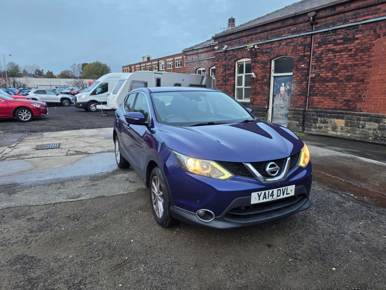 2014 Nissan Qashqai front three-quarter view