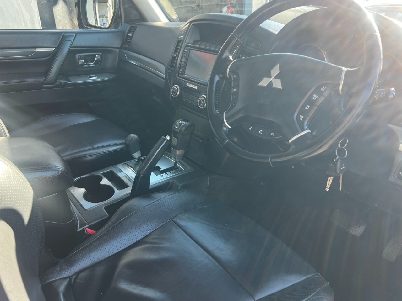2011 MITSUBISHI SHOGUN 3.2 DI-DC Elegance SUV 5dr Diesel Auto 4WD Euro 5 LWB (197 ps) - vehicle photo 8 for sale on PureCar