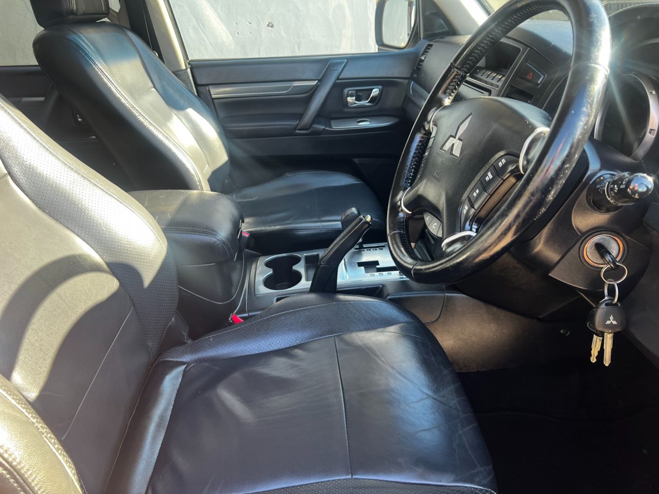 2011 MITSUBISHI SHOGUN 3.2 DI-DC Elegance SUV 5dr Diesel Auto 4WD Euro 5 LWB (197 ps) - vehicle photo 9 for sale on PureCar