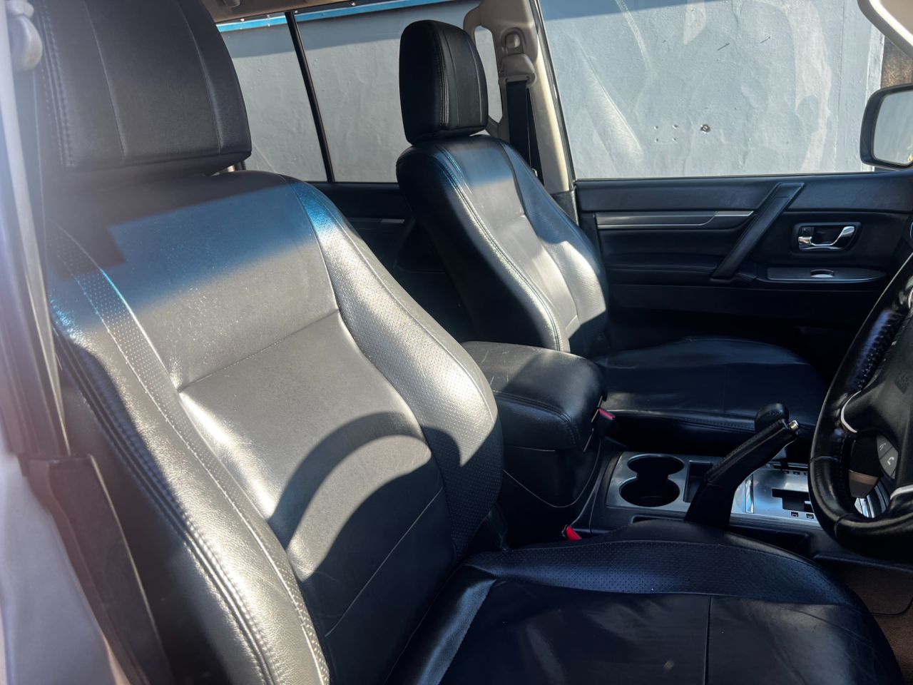 2011 MITSUBISHI SHOGUN 3.2 DI-DC Elegance SUV 5dr Diesel Auto 4WD Euro 5 LWB (197 ps) - vehicle photo 10 for sale on PureCar