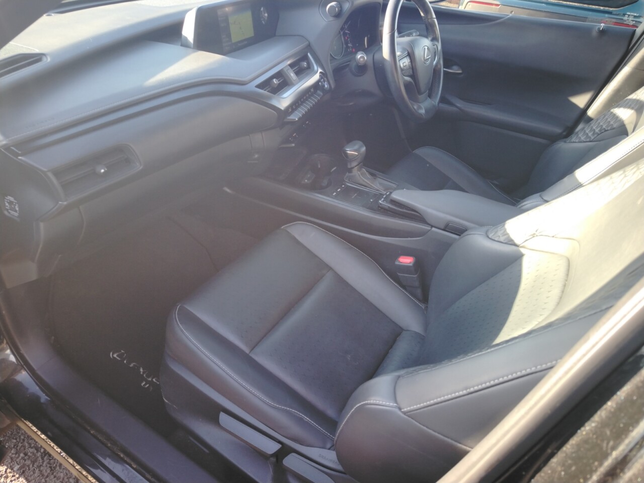 2021 LEXUS UX 2.0 250h SUV 5dr Petrol Hybrid E-CVT Euro 6 Premium Pack (s/s) (184 ps) - vehicle photo 23 for sale on PureCar