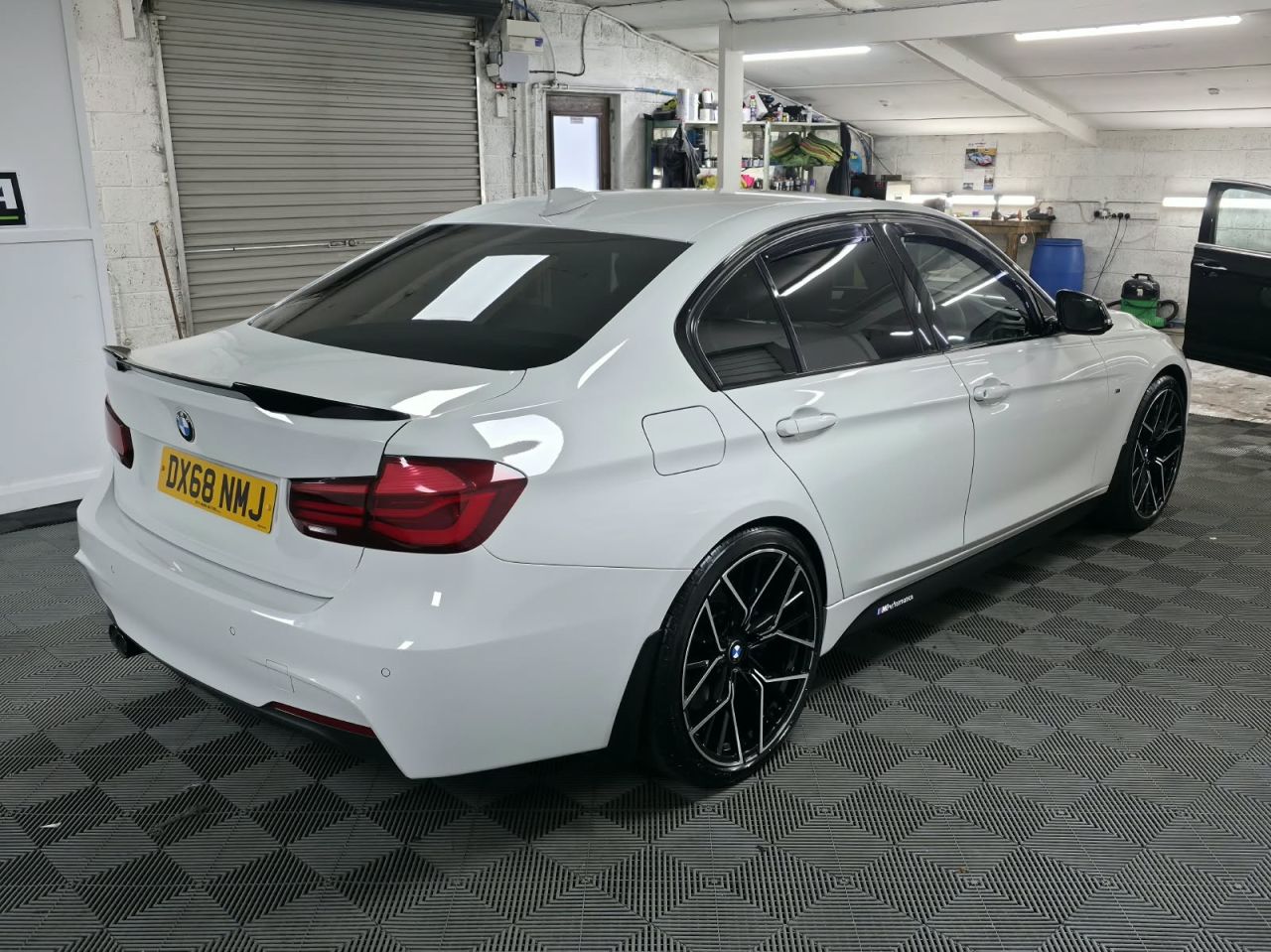 2018 BMW 3 SERIES 2.0 320d M Sport Shadow Edition Saloon 4dr Diesel Auto Euro 6 (s/s) (190 ps - vehicle photo 6 for sale on PureCar