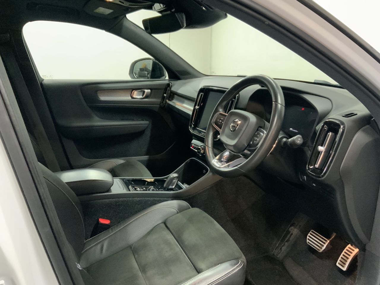 2020 VOLVO XC40 2.0 D4 R-Design Pro SUV 5dr Diesel Auto AWD Euro 6 (s/s) (190 ps) - vehicle photo 12 for sale on PureCar