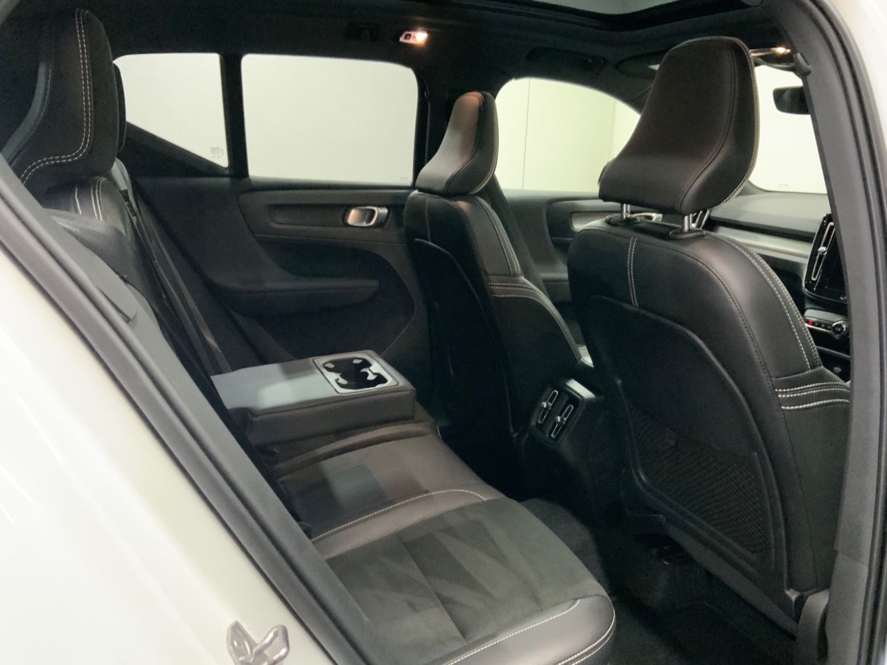 2020 VOLVO XC40 2.0 D4 R-Design Pro SUV 5dr Diesel Auto AWD Euro 6 (s/s) (190 ps) - vehicle photo 20 for sale on PureCar