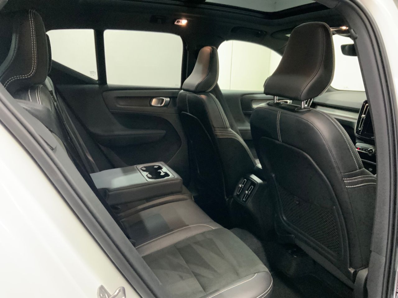 2020 VOLVO XC40 2.0 D4 R-Design Pro SUV 5dr Diesel Auto AWD Euro 6 (s/s) (190 ps) - vehicle photo 21 for sale on PureCar
