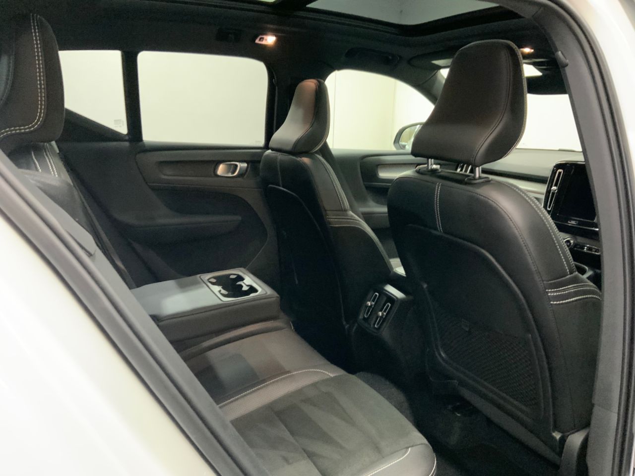 2020 VOLVO XC40 2.0 D4 R-Design Pro SUV 5dr Diesel Auto AWD Euro 6 (s/s) (190 ps) - vehicle photo 22 for sale on PureCar