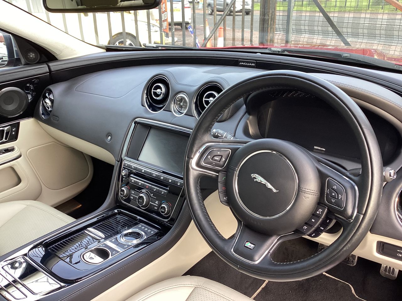 2016 JAGUAR XJ 3.0d V6 R-Sport Saloon 4dr Diesel Auto Euro 6 (s/s) (300 ps) - vehicle photo 15 for sale on PureCar