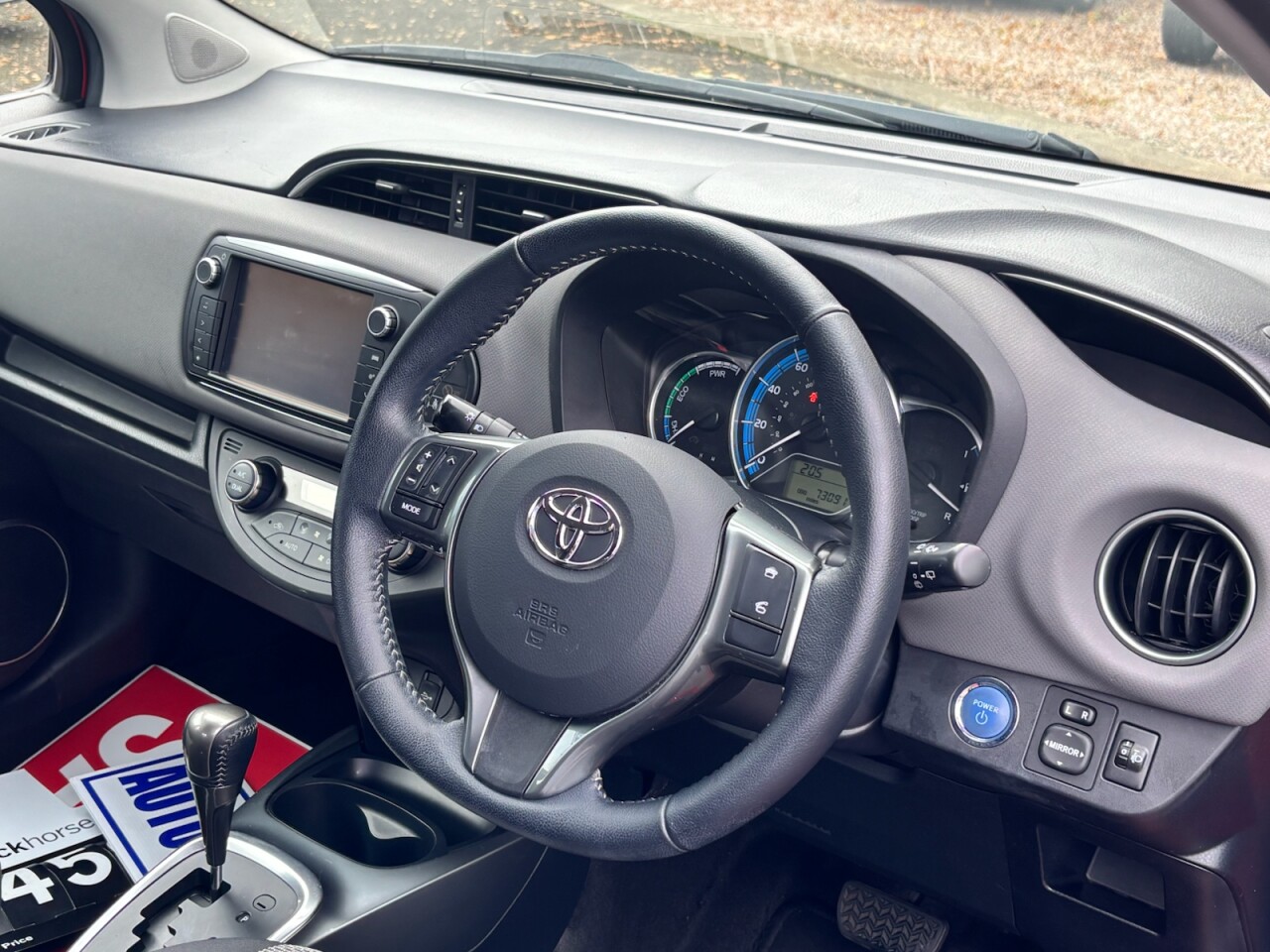 2015 TOYOTA YARIS 1.5 VVT-h Icon Hatchback 5dr Petrol Hybrid E-CVT Euro 6 (101 ps) - vehicle photo 8 for sale on PureCar