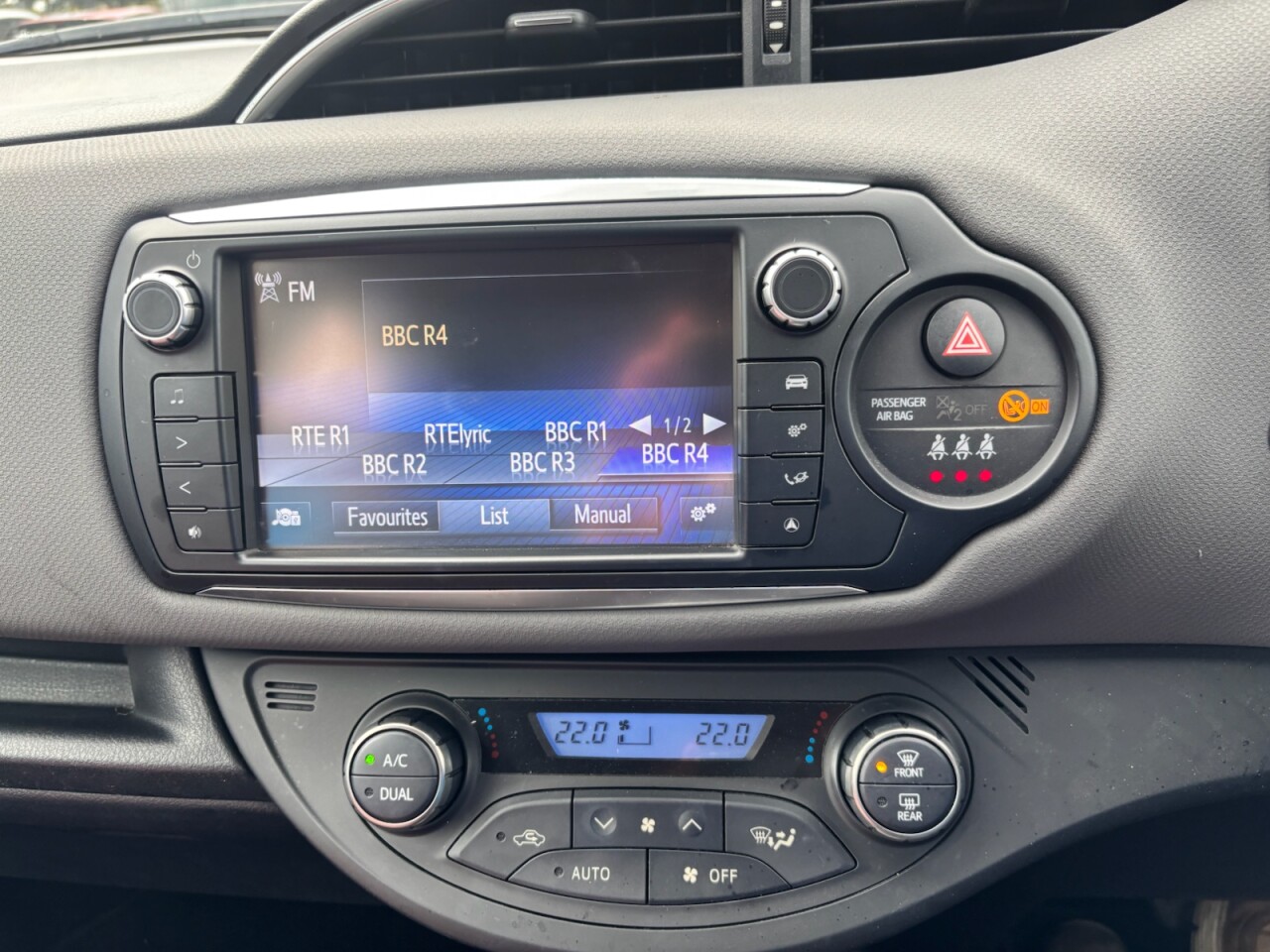 2015 TOYOTA YARIS 1.5 VVT-h Icon Hatchback 5dr Petrol Hybrid E-CVT Euro 6 (101 ps) - vehicle photo 12 for sale on PureCar