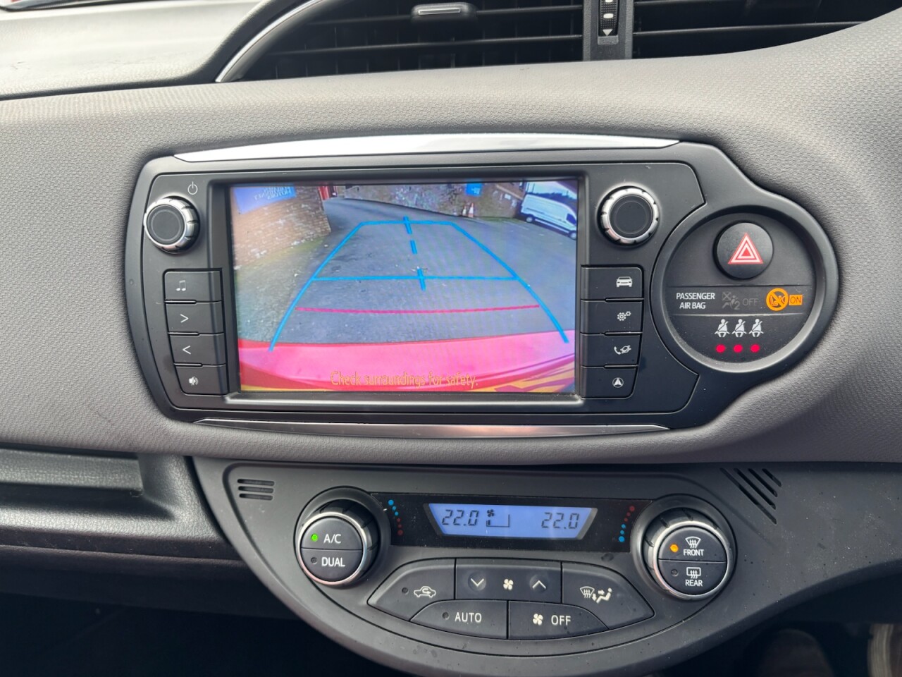 2015 TOYOTA YARIS 1.5 VVT-h Icon Hatchback 5dr Petrol Hybrid E-CVT Euro 6 (101 ps) - vehicle photo 13 for sale on PureCar