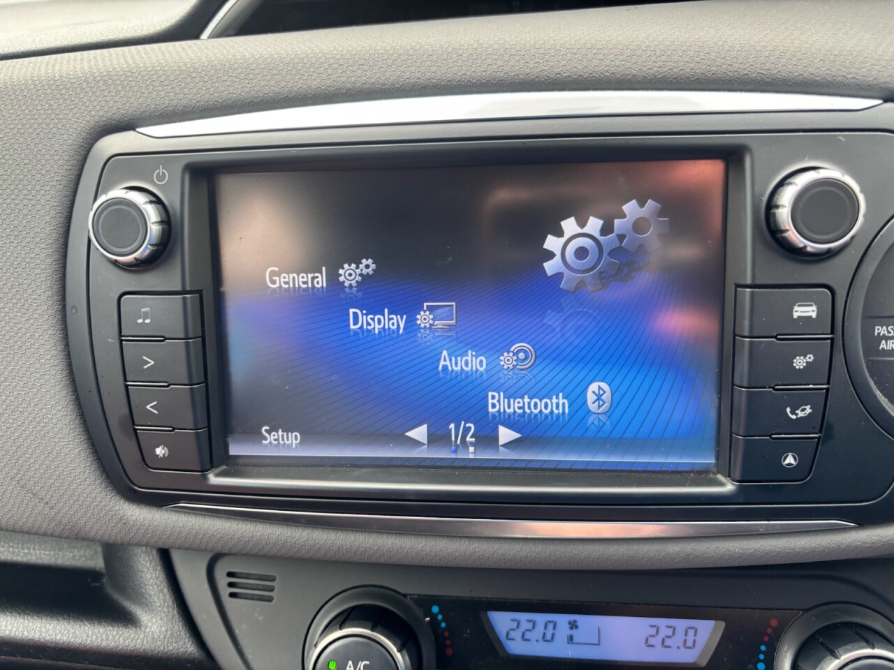 2015 TOYOTA YARIS 1.5 VVT-h Icon Hatchback 5dr Petrol Hybrid E-CVT Euro 6 (101 ps) - vehicle photo 16 for sale on PureCar