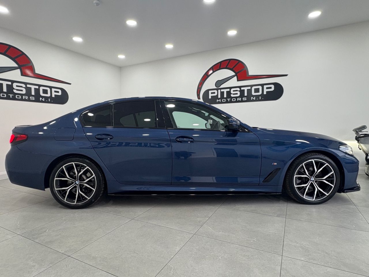 2021 BMW 5 SERIES 2.0 520d MHT M Sport Saloon 4dr Diesel Hybrid Steptronic Euro 6 (s/s) (190 - vehicle photo 6 for sale on PureCar